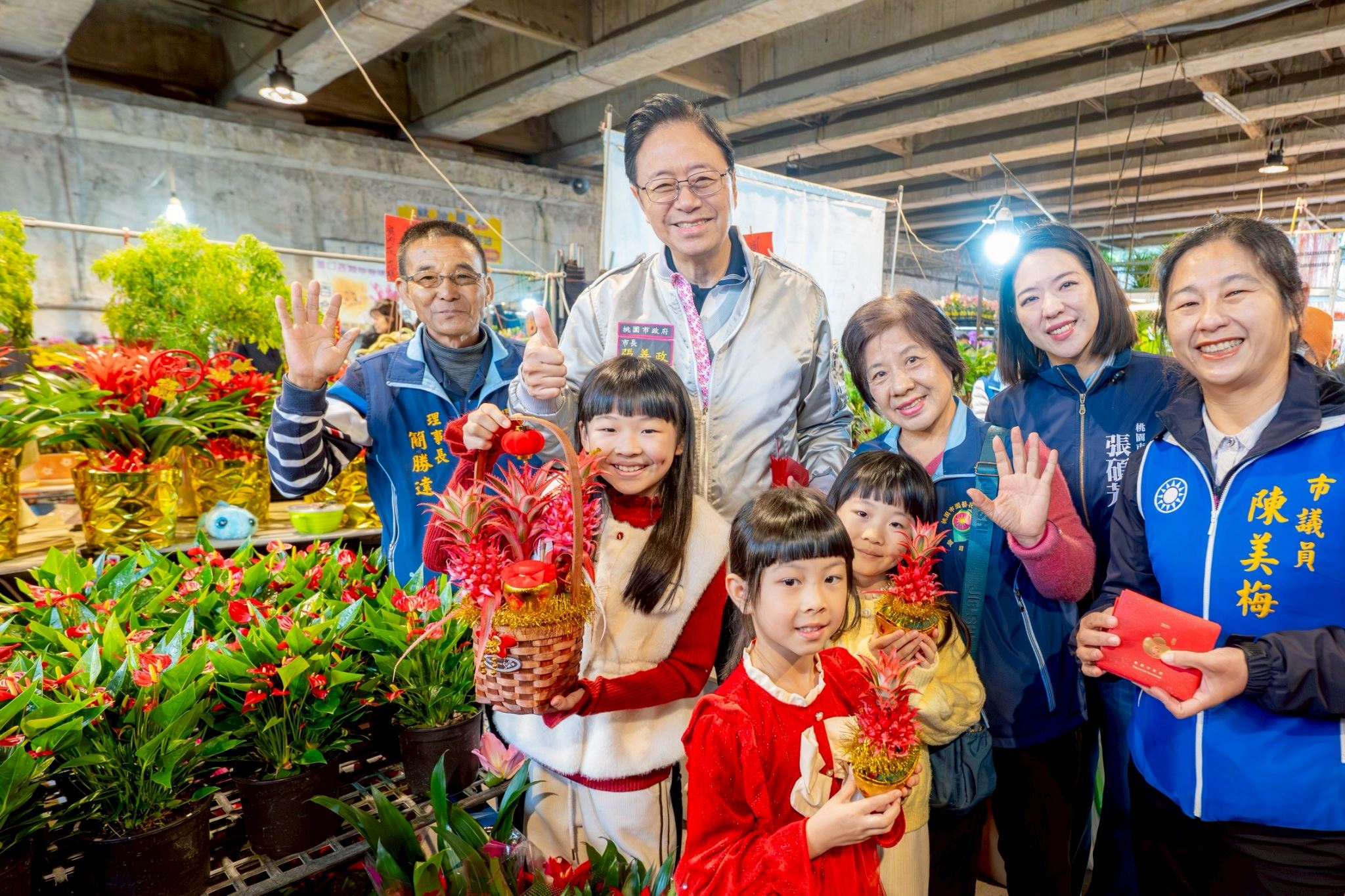 張市長桃園假日花市拜早年