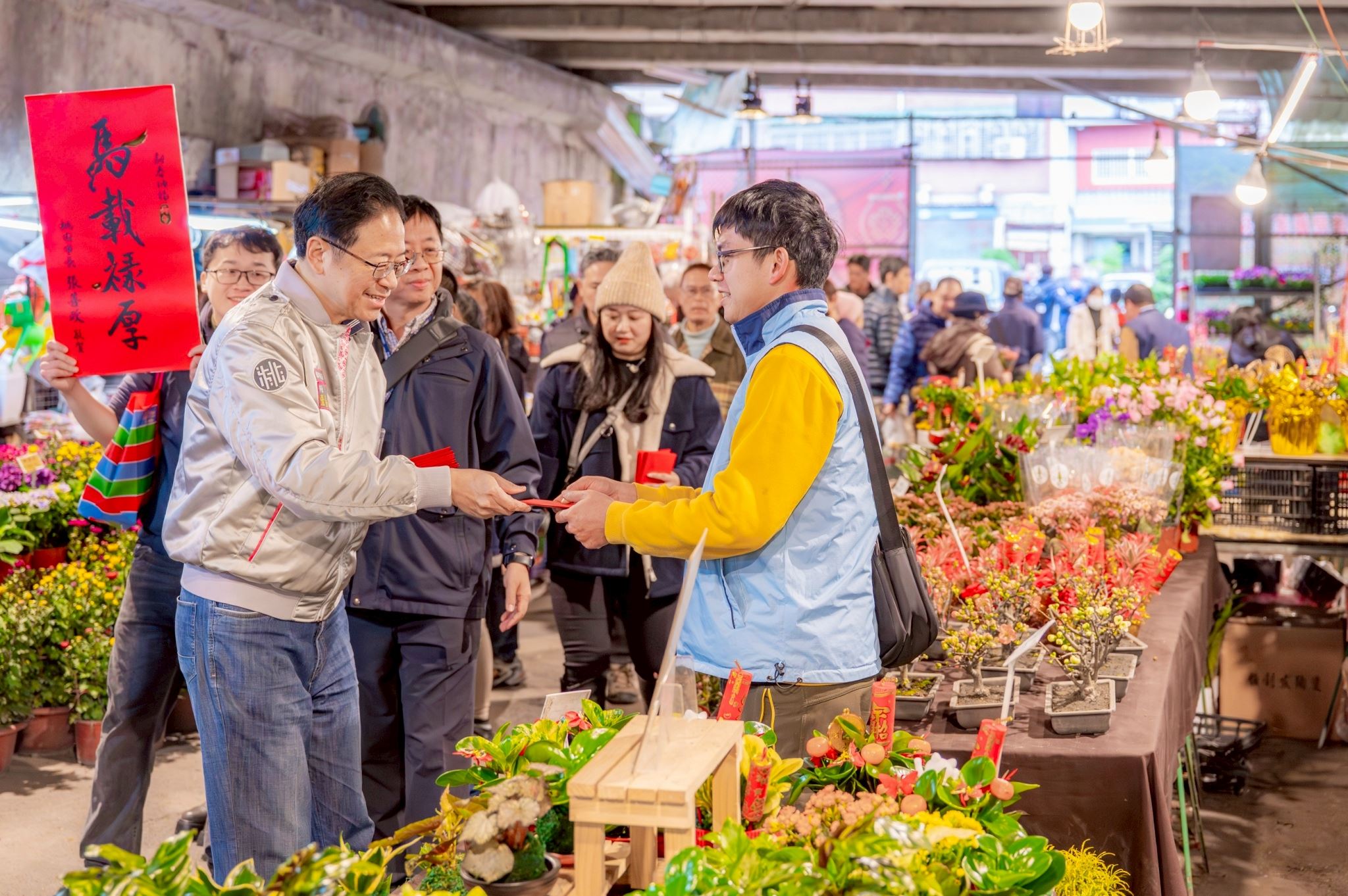 張市長於花市發放福袋予採買民眾