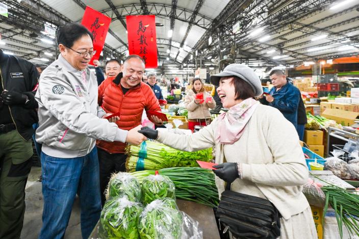 張市長向第一線市場工作人員致上年節問候