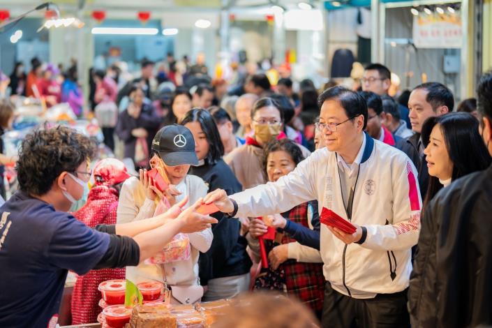 張市長發送福袋向攤商拜早年