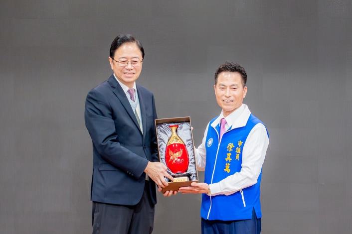 張市長致贈紀念品予新任總召徐其萬