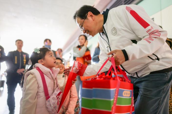 張市長特別準備象徵甜蜜祝福的金莎花束，於高鐵桃園站發送給旅客，為春節旅程增添溫馨氣氛