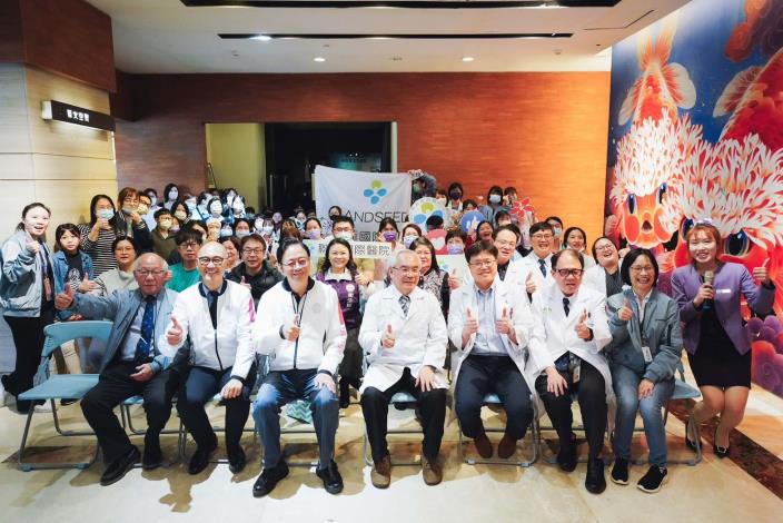 張市長與聯新國際醫護人員大合照