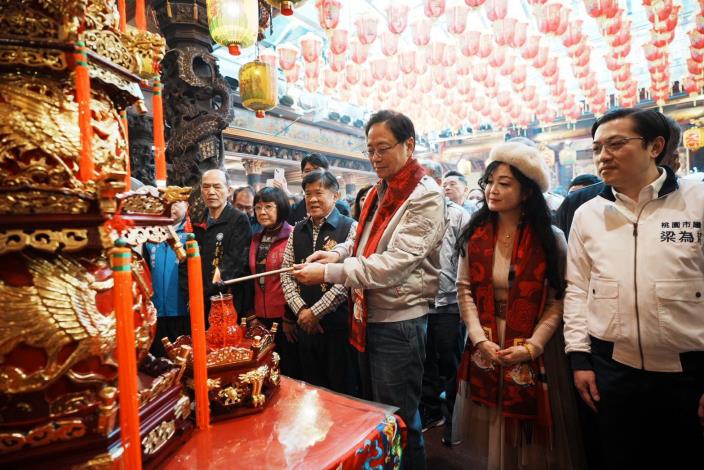 市長於仁海宮點亮象徵全市運勢的三層「全桃園平安總斗首」