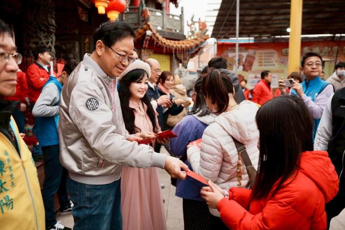 張市長賢伉儷發放「元氣搖搖馬」福袋