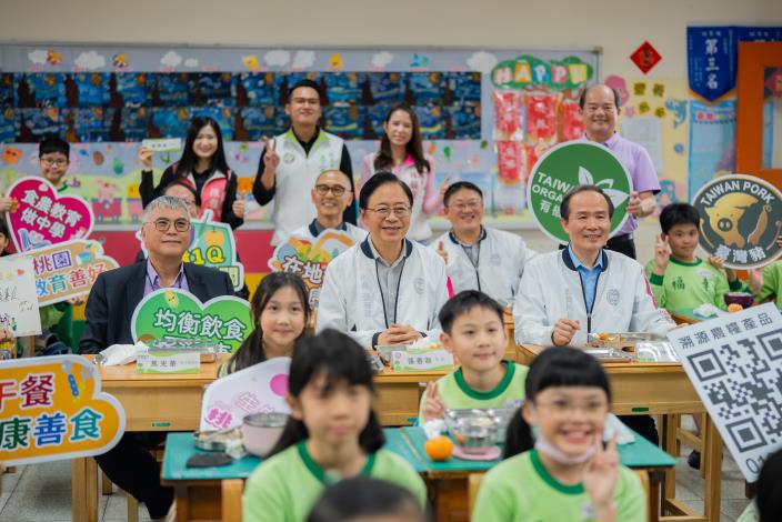 張市長親自走訪校園與學童共進午餐
