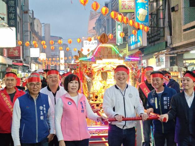 蘇副市長帶領隊伍自龍元宮出發遶境