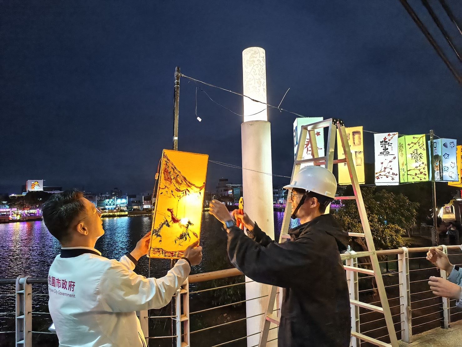 蘇副市長將親手繪製的花燈懸掛於龍潭大池湖畔祈福