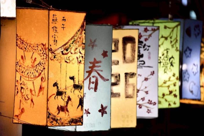 龍潭大池周邊掛上民眾手繪花燈