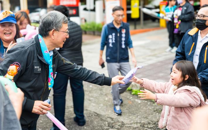 王副市長與小朋友開心互動