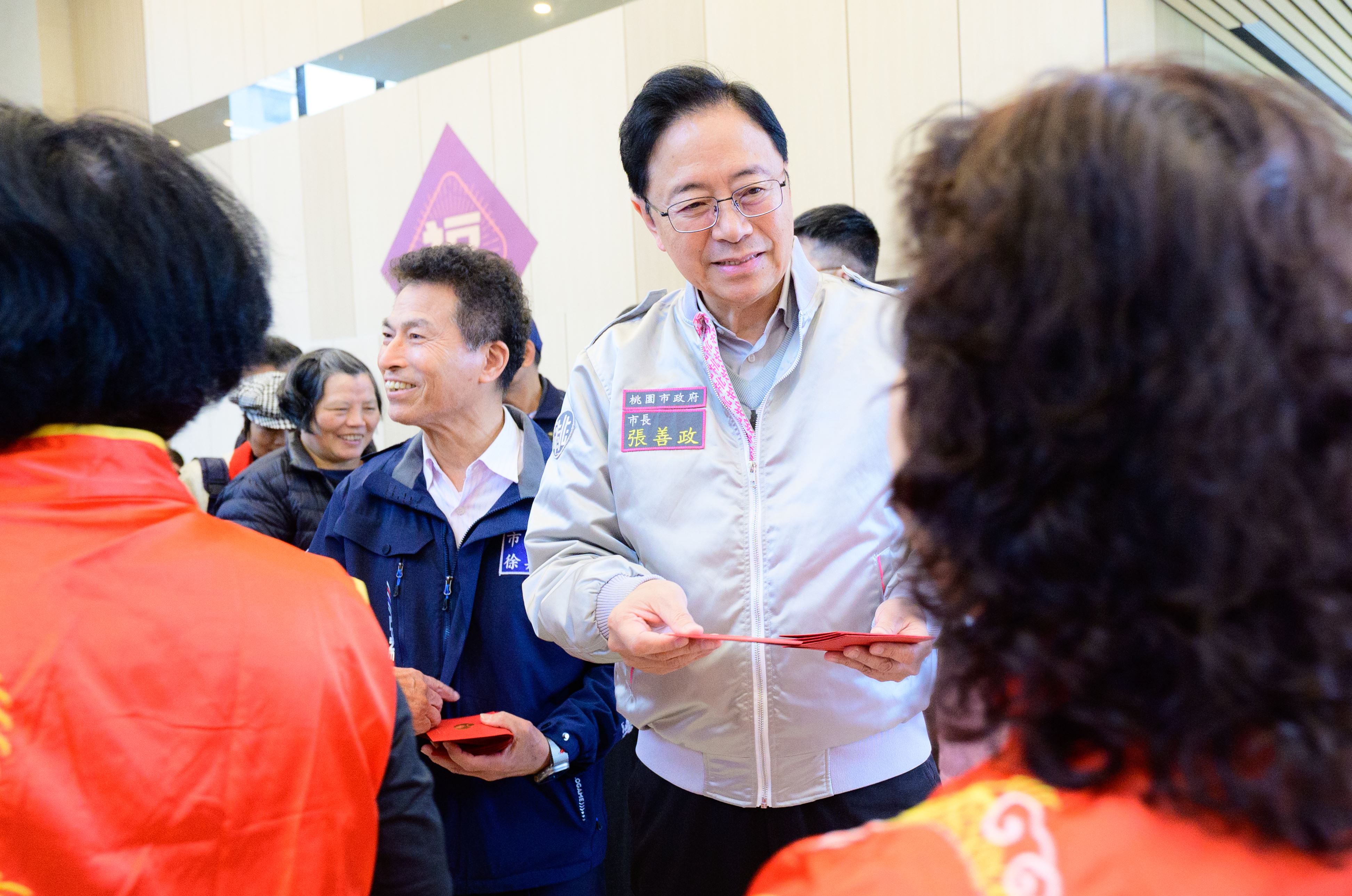 張市長向喬遷入住的鄉親拜年並發送福袋