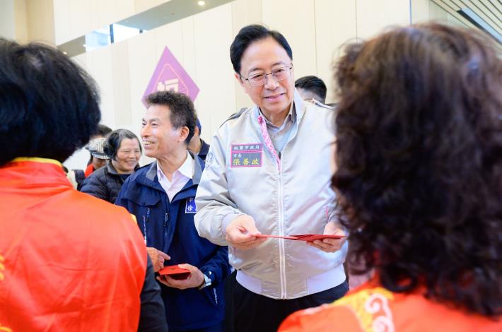 張市長向喬遷入住的鄉親拜年並發送福袋