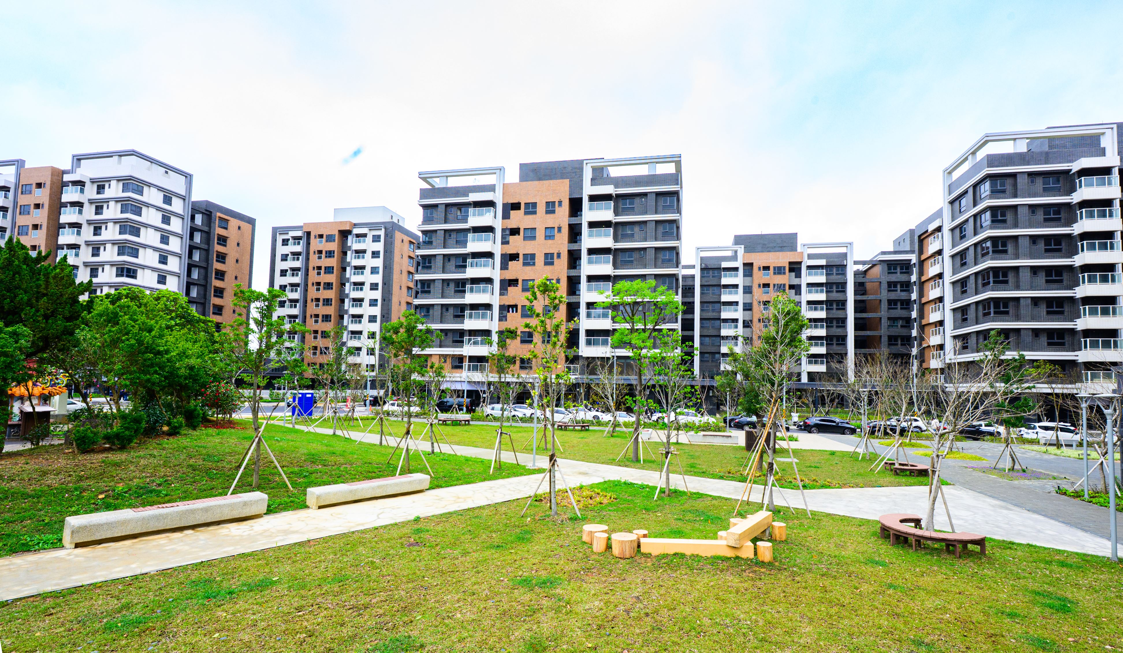 桃園航空城安置住宅已進入交屋階段，3年內完成51棟及1,925戶，已交屋1,245戶，並有8處基地成立管委會，持續落實「先建後遷」的理念