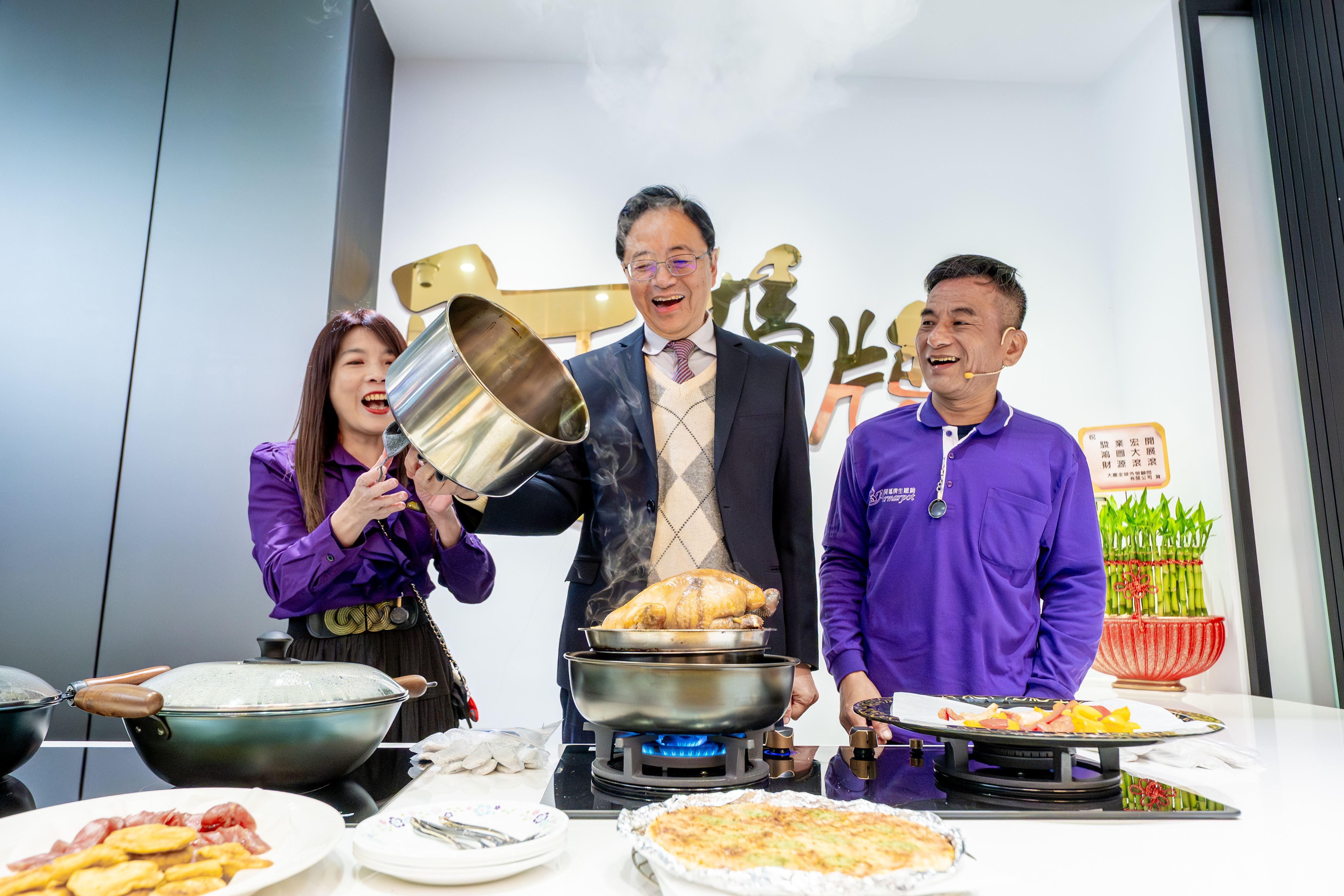 張市長表示，市府近年積極推動產業升級，象徵傳統製造業成功結合文化體驗，讓大眾看見臺灣工藝價值