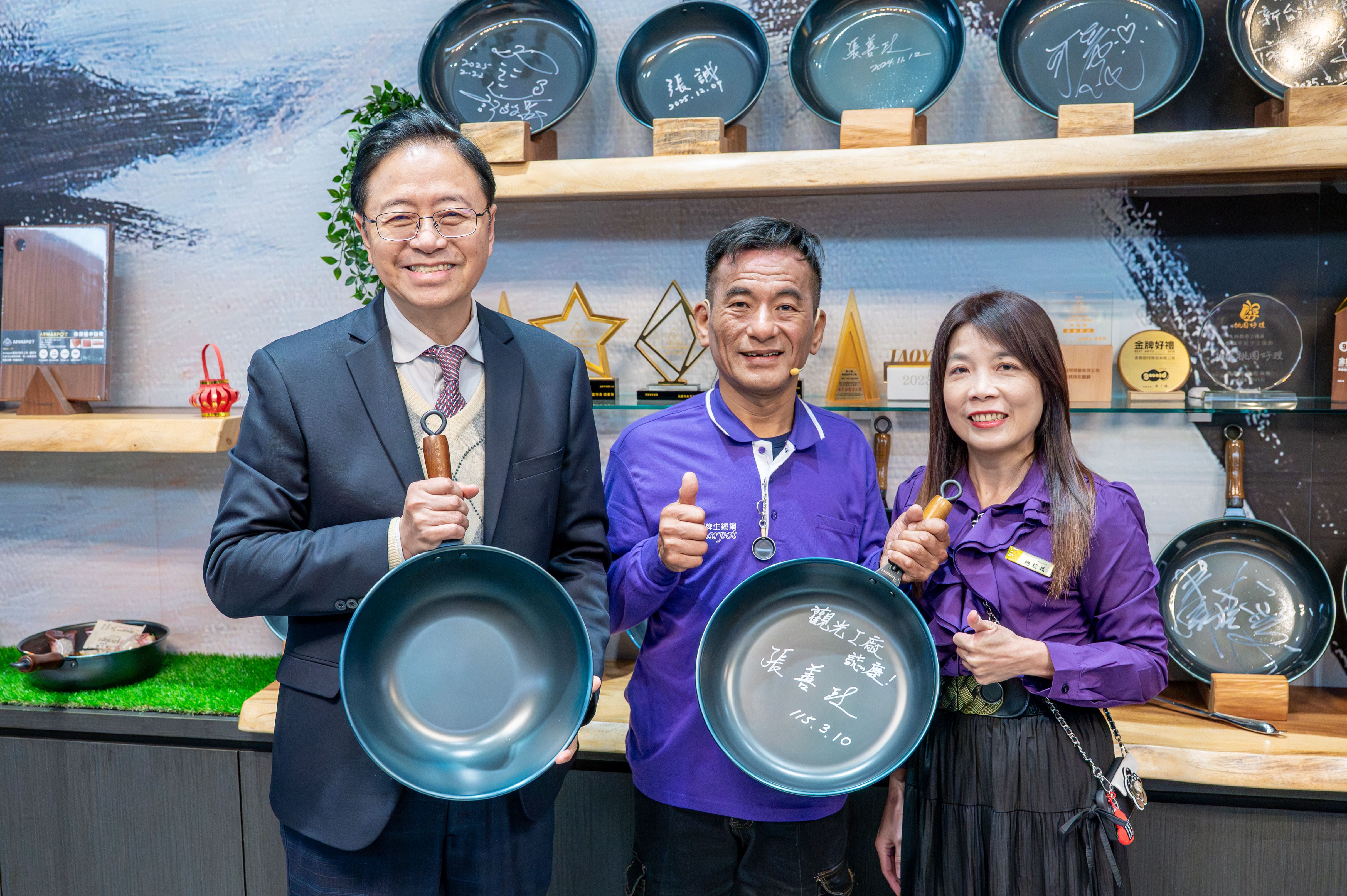 張市長與阿嬤牌生鐵鍋執行長葉欽源及總經理吳玉華合影