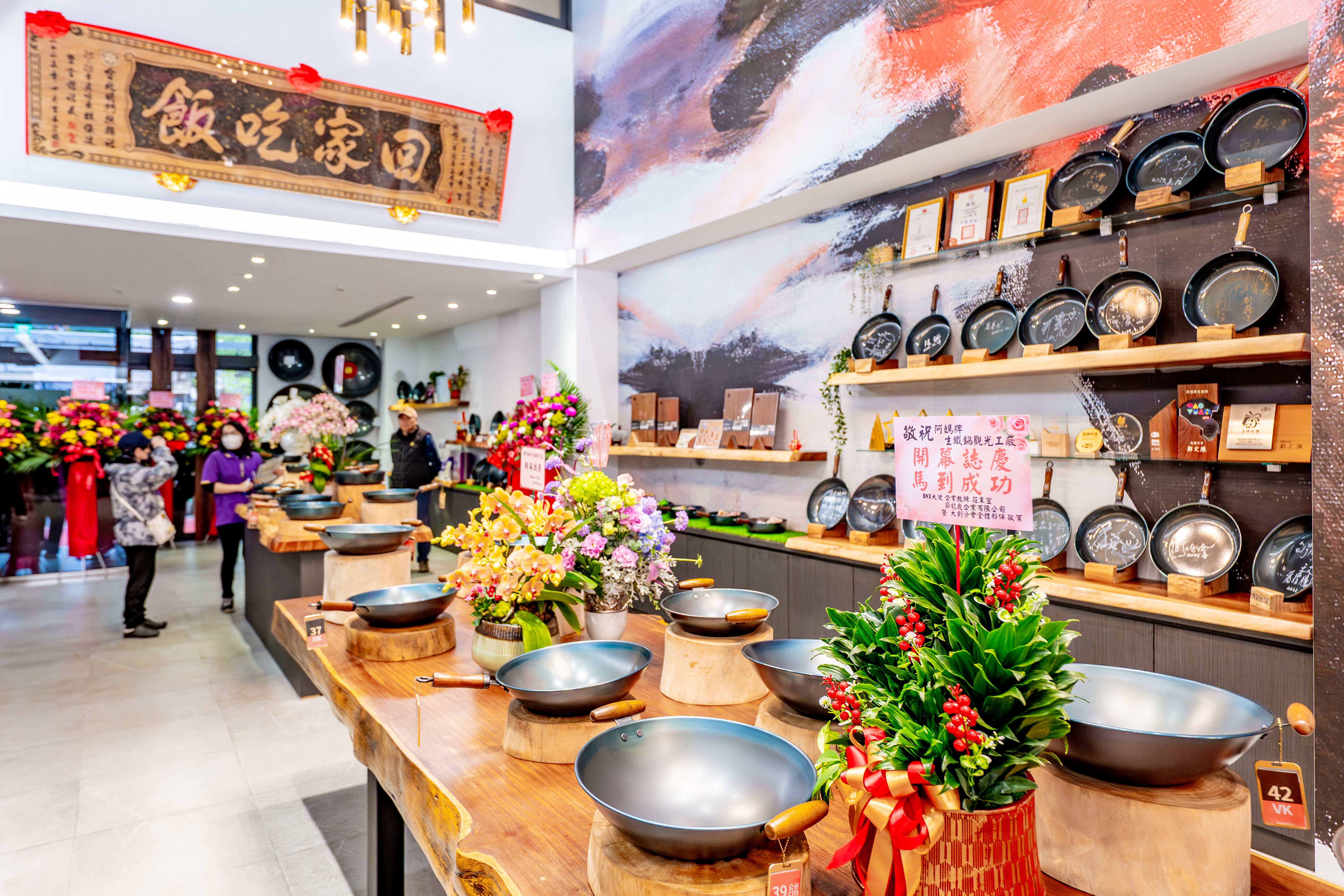 阿媽牌生鐵鍋從傳統市場攤位起家，憑藉優良製程與品質建立信賴，更經由經發局甄選，以紮實口碑獲得桃園「金牌好店」肯定