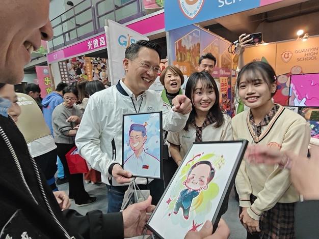 蘇俊賓到各校攤位與同學們互動