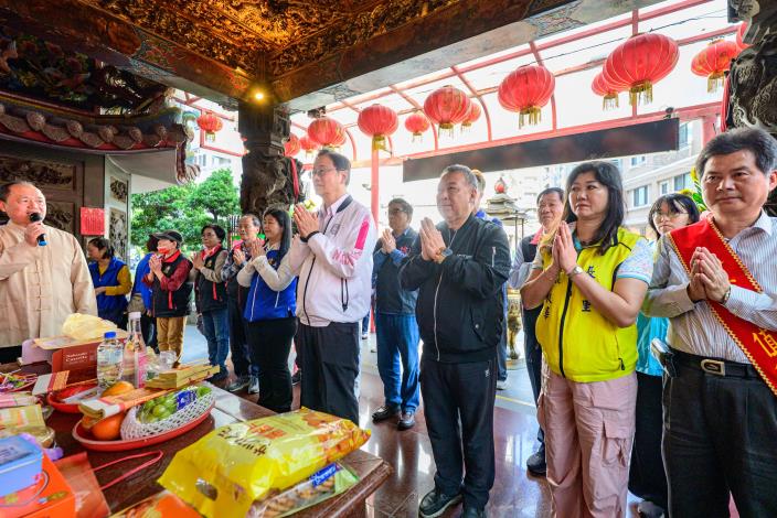 張市長與出席貴賓一同參拜