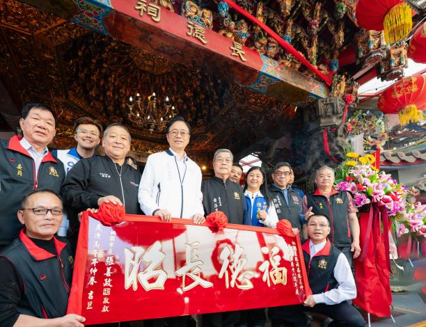 張市長致匾肯定長德祠公益貢獻