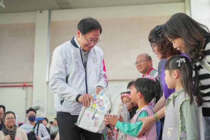 張市長贈送兒童節禮物宇宙版阿桃園哥背包給幼生代表