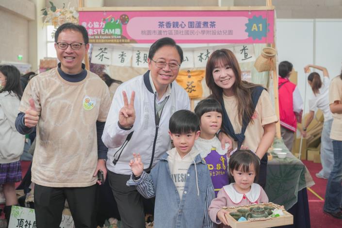 張市長出席幼兒園STEAM教育嘉年華並與孩子合影