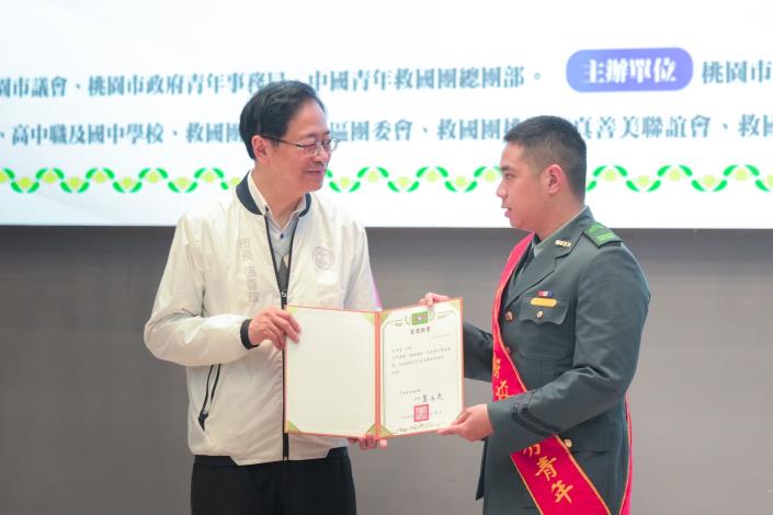 張市長期勉學子珍惜表揚的榮耀，持續發揮正面影響力，成為引領同世代進步的標竿，為桃園與國家開創更多無限可能