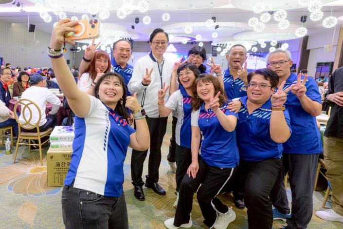 張市長與績優水環境巡守隊及淨海志工合影