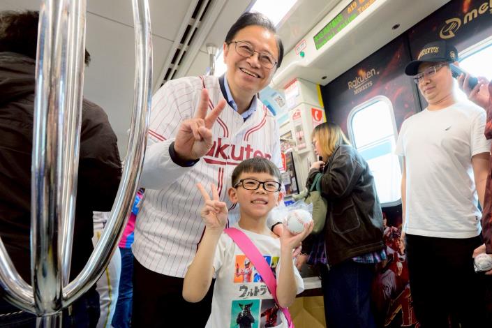 張市長與小球迷合影