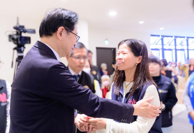 張市長向遺族家屬致意