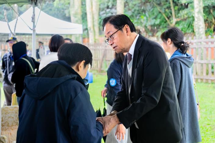 張市長向烈士家屬們握手致意