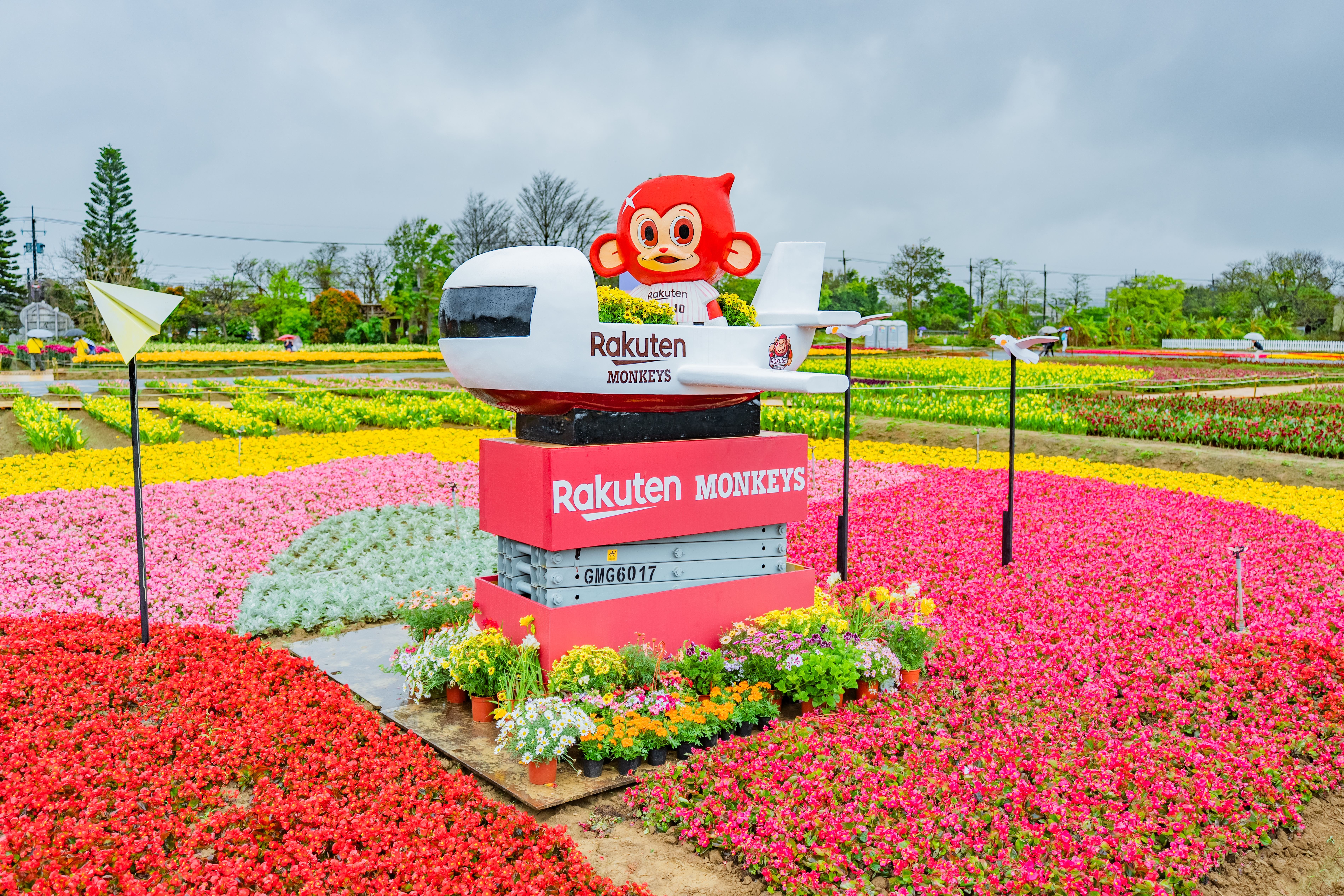 園區內可見樂天桃猿人氣吉祥物穿梭花田間
