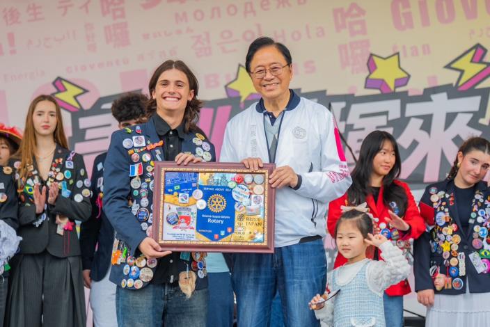 交換生致贈一起製作的禮品給張市長
