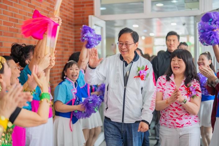 張市長在熱情的鼓掌中進場
