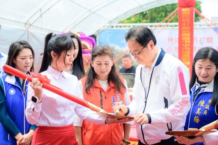 張市長在金鏟子簽名