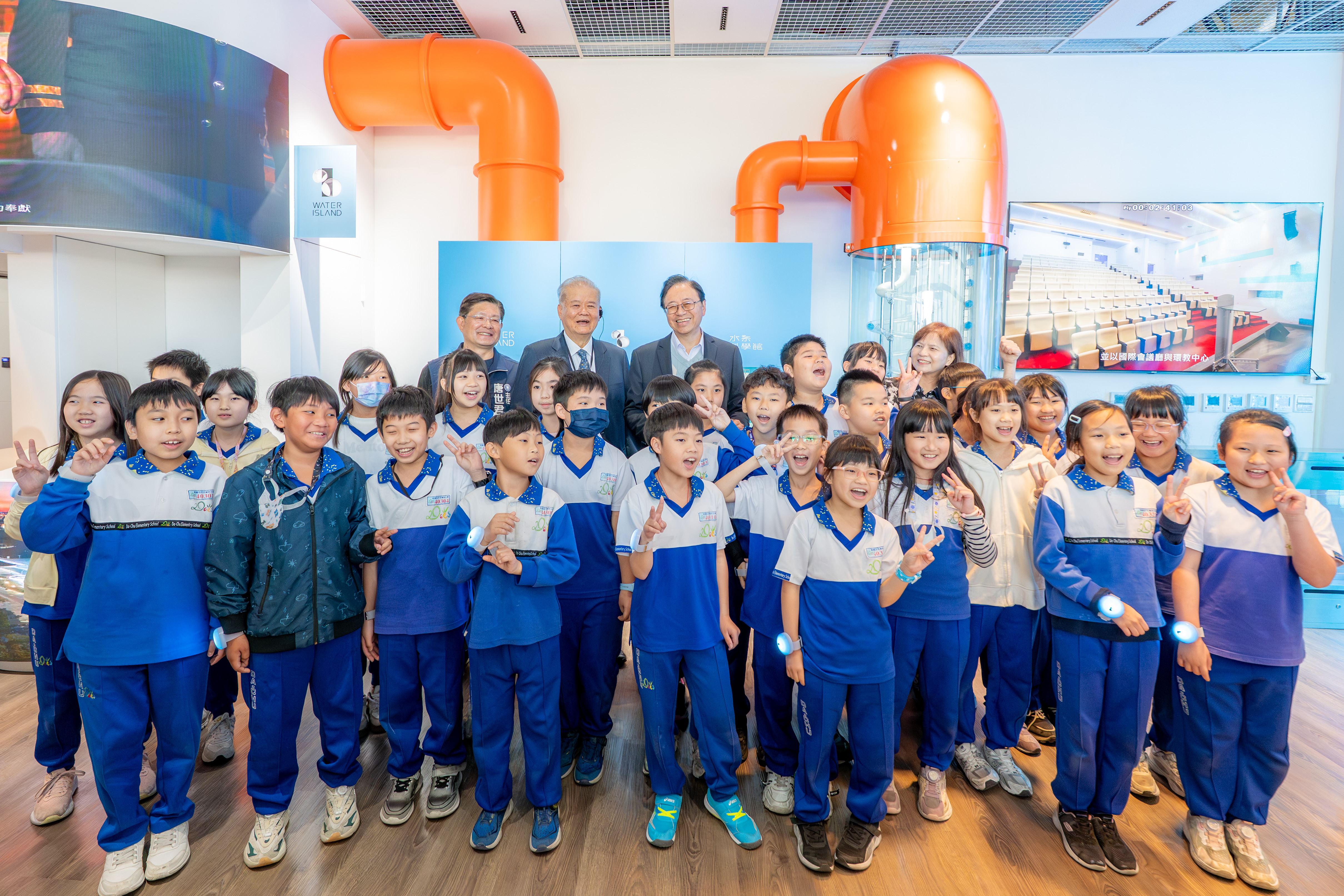 張市長與小學生們合影