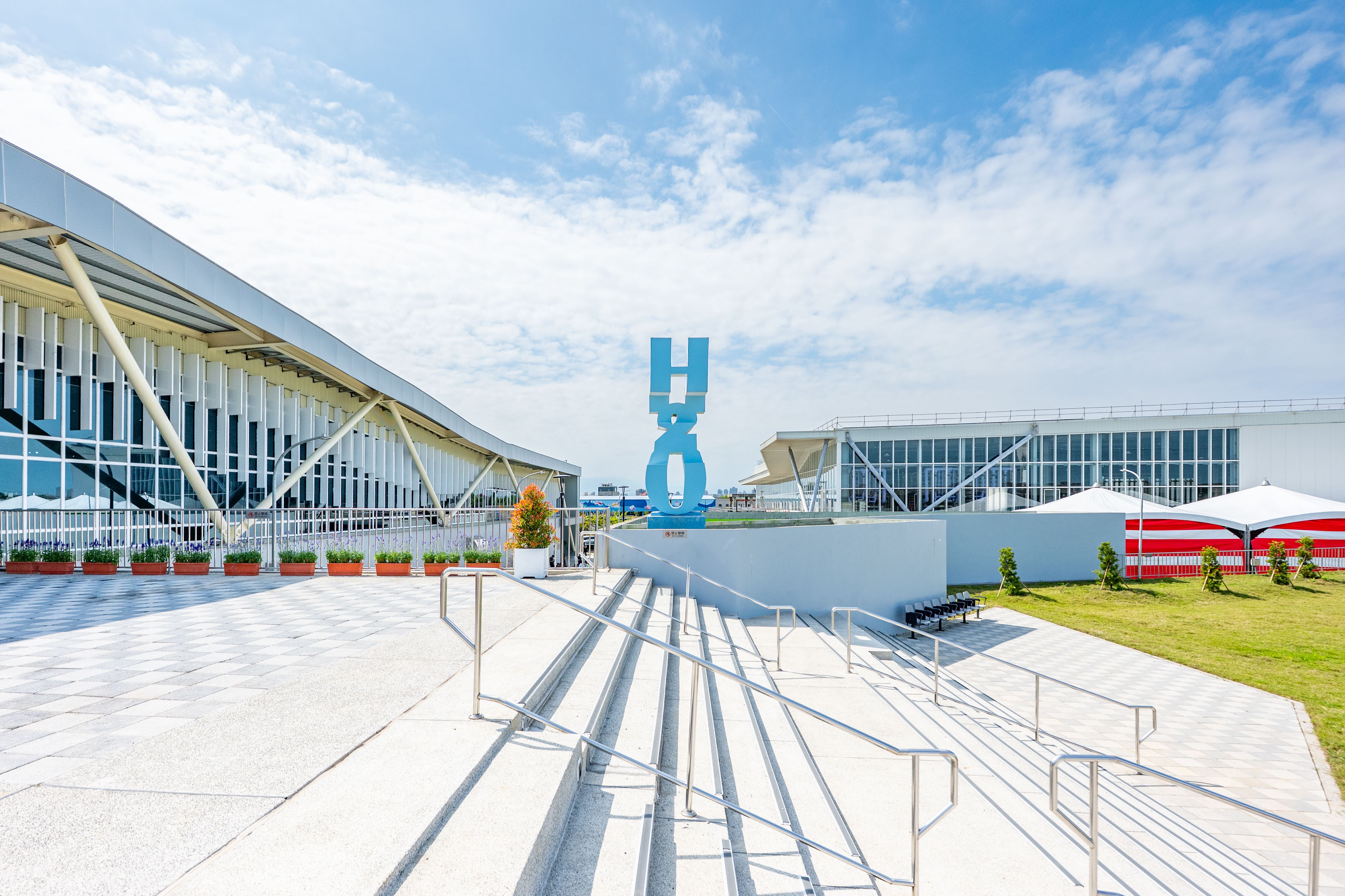 園區內結合景觀水池、開放草坪及休憩咖啡廳