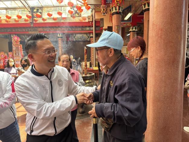 蘇副市長與民眾寒暄