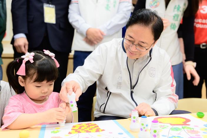 張市長表示，市府將持續營造友善育兒環境，將桃園打造為安心生養的城市