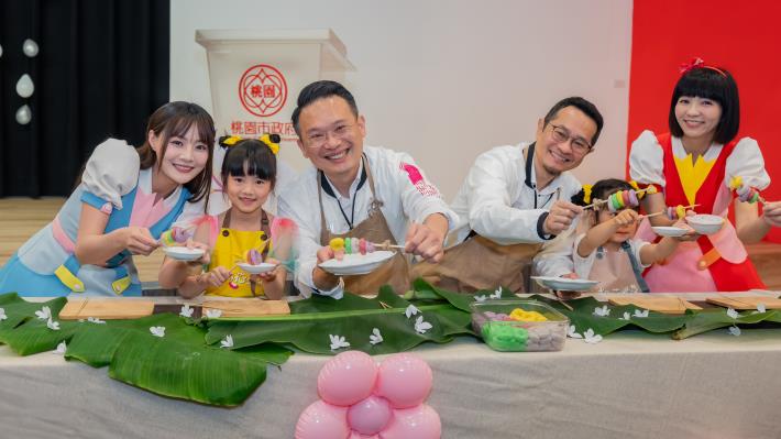 蘇副市長用竹籤穿過牛汶水體驗牛汶水串串