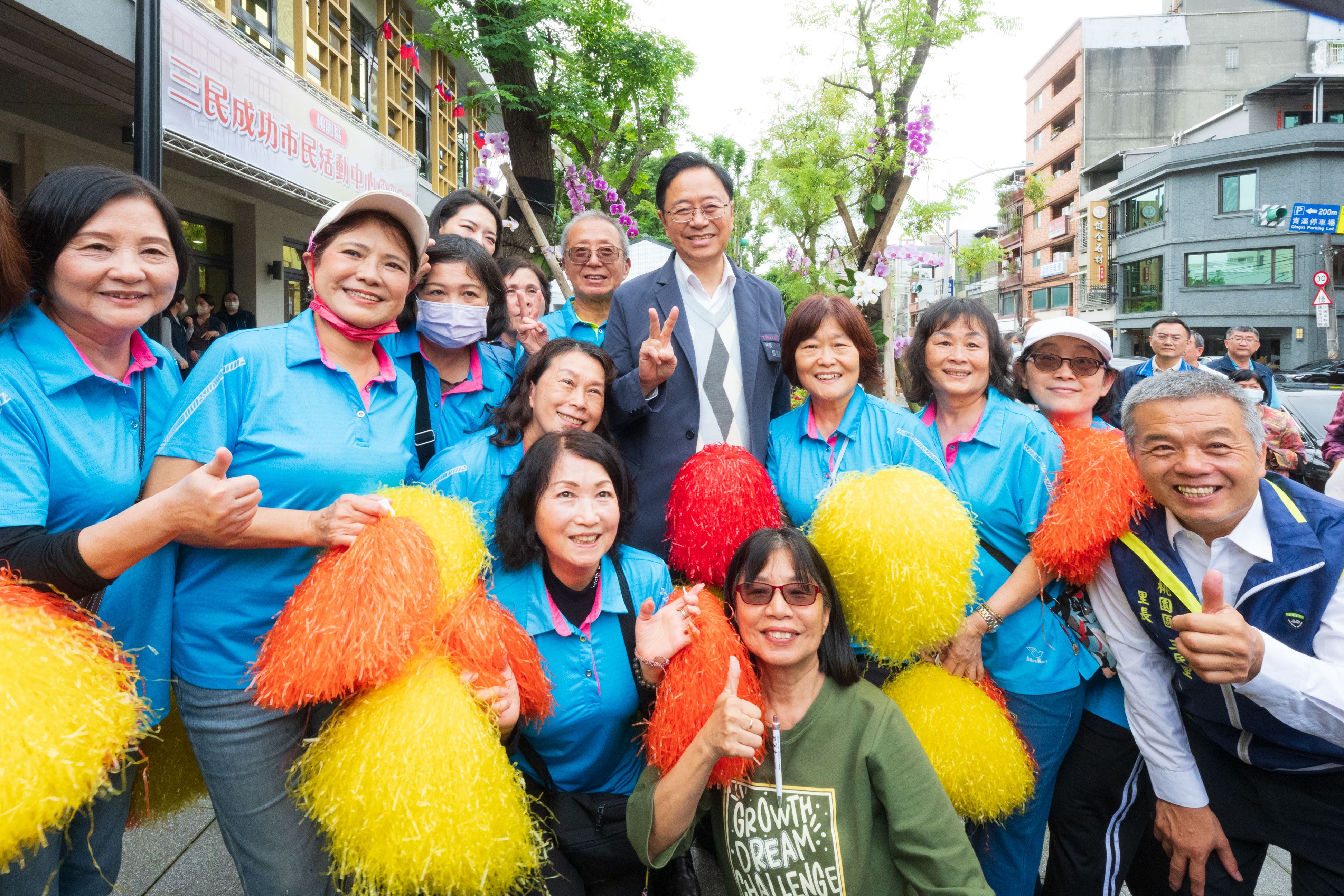 張市長與社區才藝表演團體合影