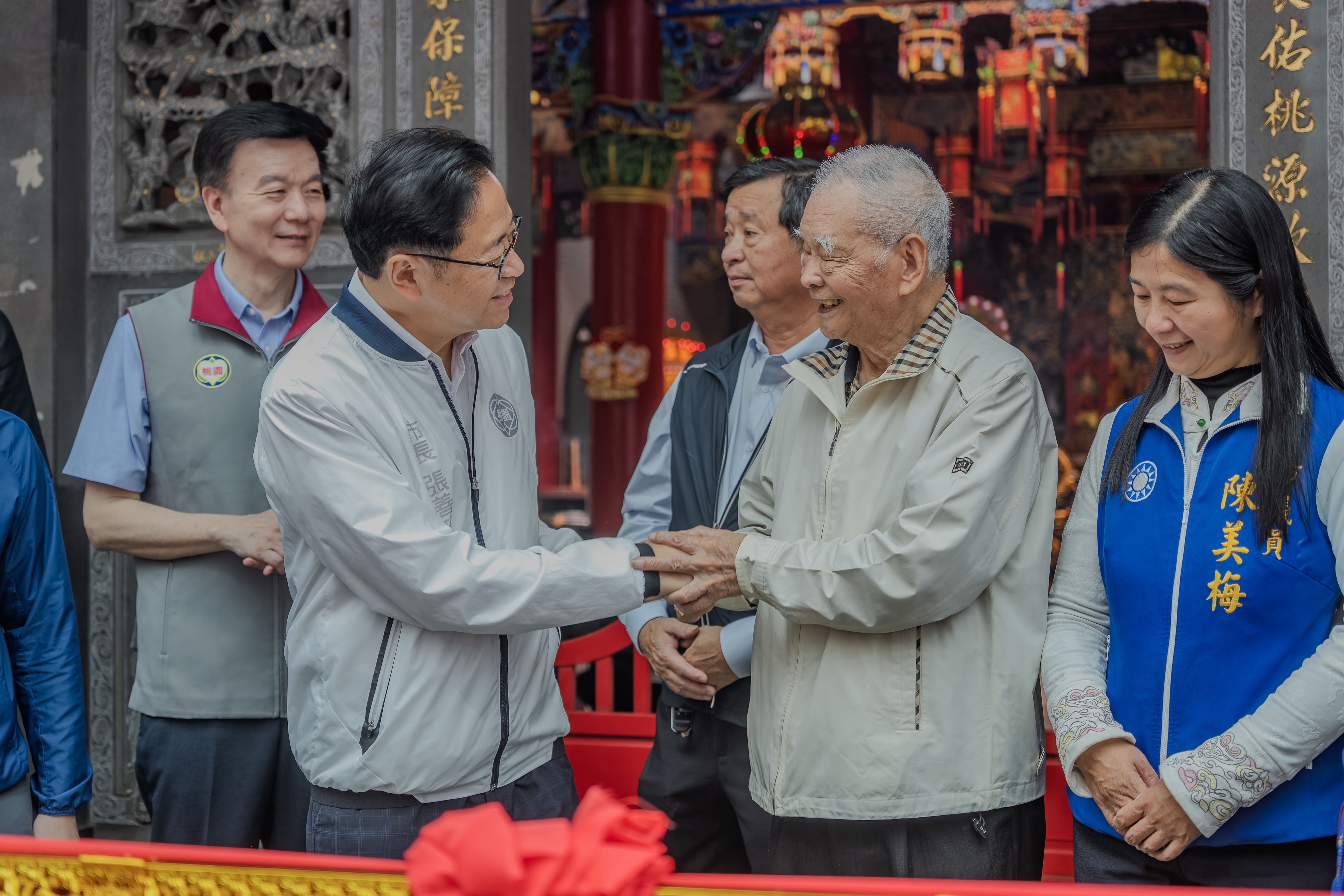 張市長與福元宮主委握手致意