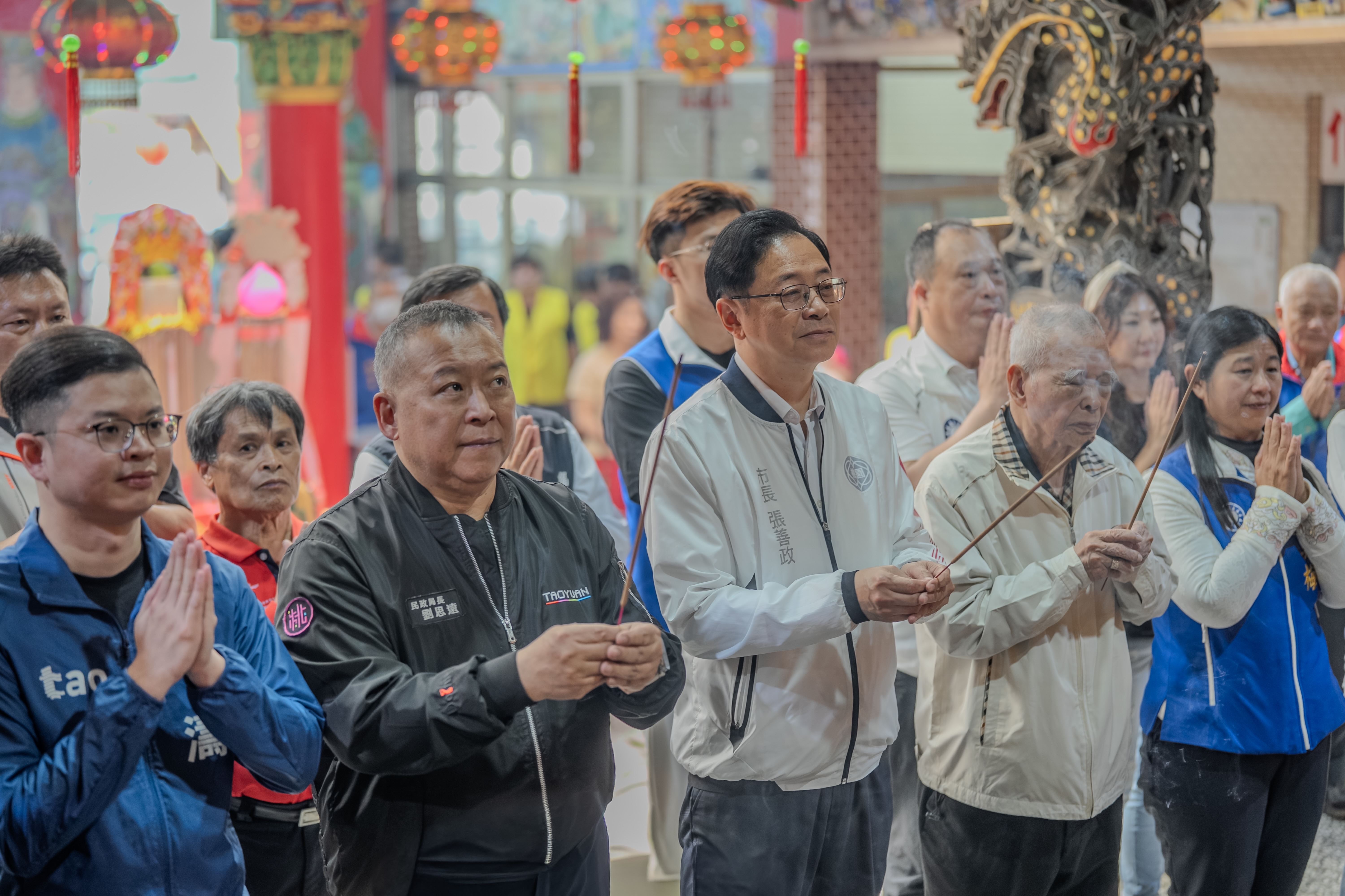 張市長與出席嘉賓一同參香