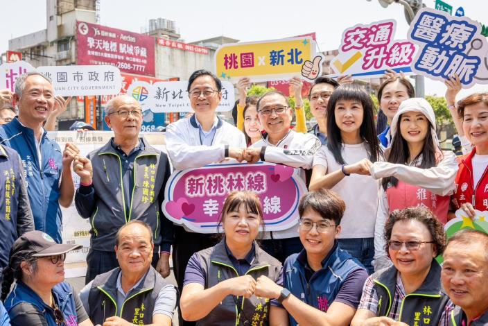 桃園市長張善政、新北市長侯友宜與貴賓們合影