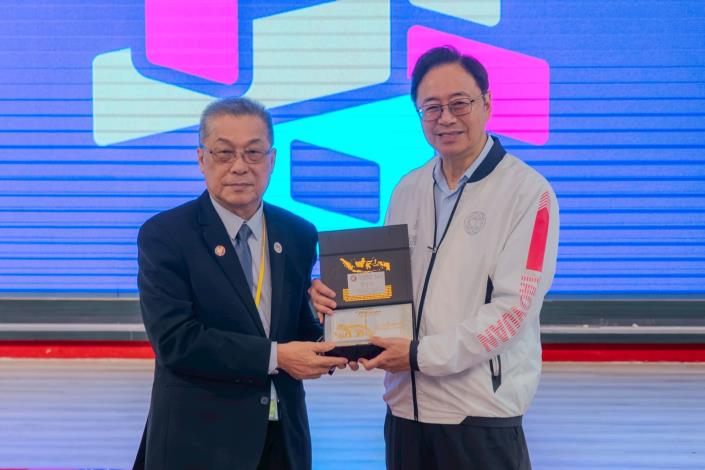 亞洲台灣客家聯合總會邱總會長贈張市長禮品
