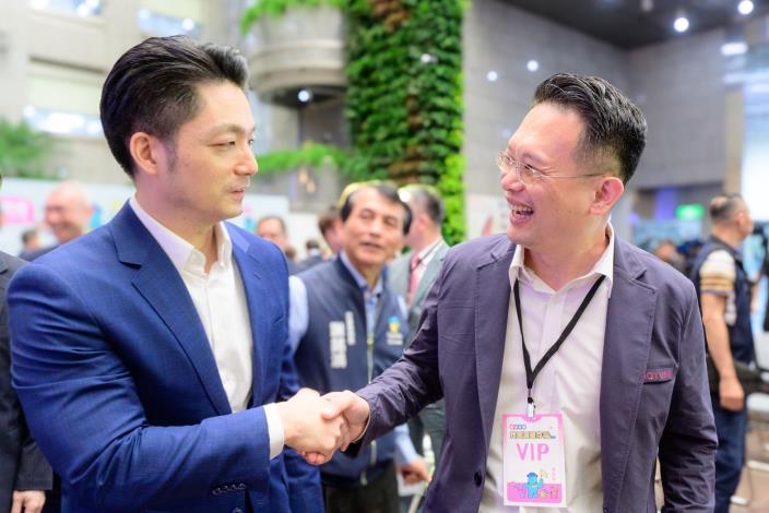 蘇副市長與蔣市長握手致意