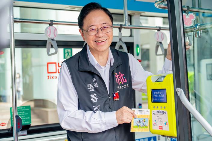 張市長手持新桃園幹線一卡通