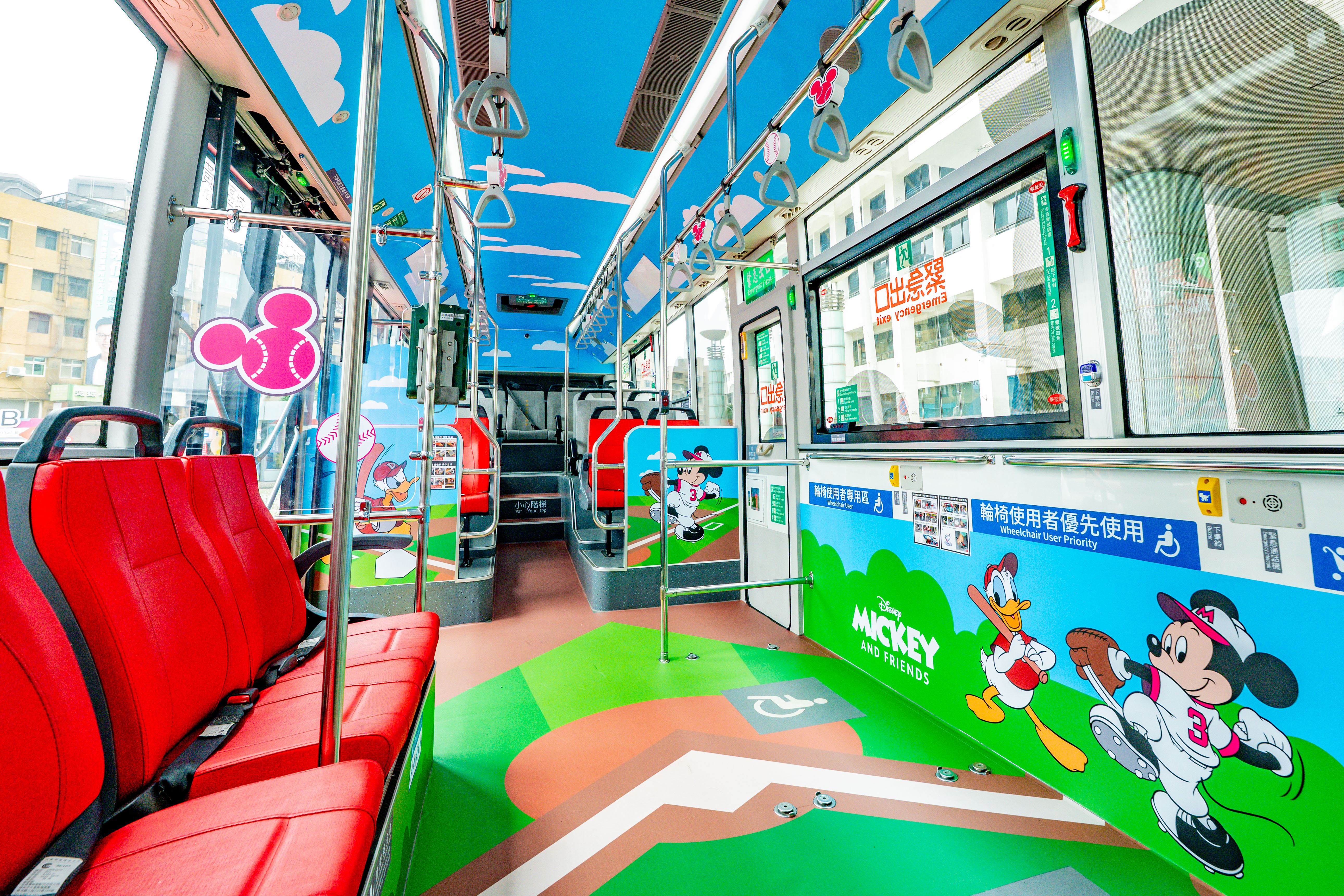 米奇主題彩繪公車
