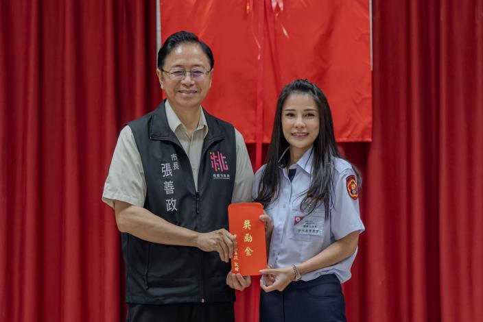張市長頒發獎勵金