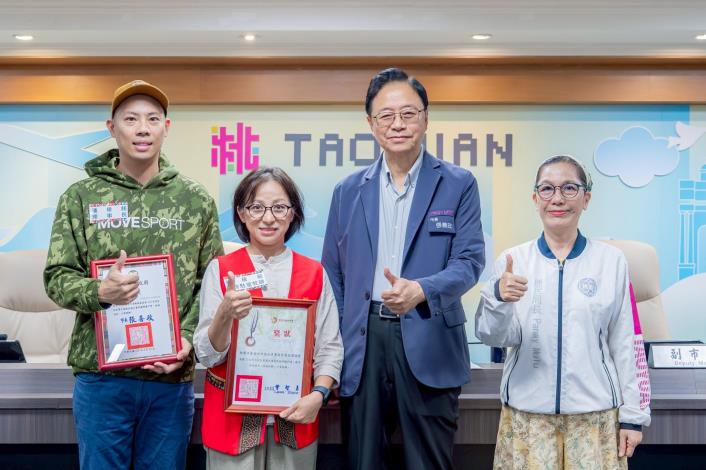 張市長接受原住民族行政局呈獻「114年度原住民學生課後扶植評鑑計畫」評鑑績優獎項