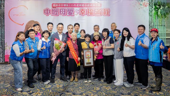 蘇副市長與模範母親張黃瑞英合影